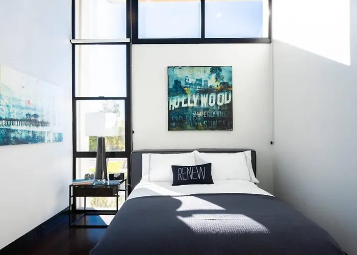 Jay-z's Architect: Sophisticated Modern Pool Holiday home Phoenix