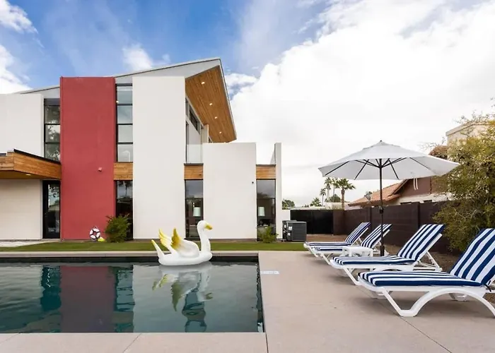 Jay-z's Architect: Sophisticated Modern Pool *