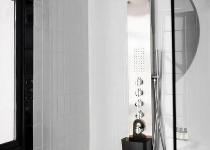 Jay-z's Architect: Sophisticated Modern Pool Phoenix