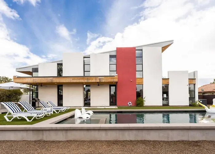 Jay-z's Architect: Sophisticated Modern Pool Holiday home